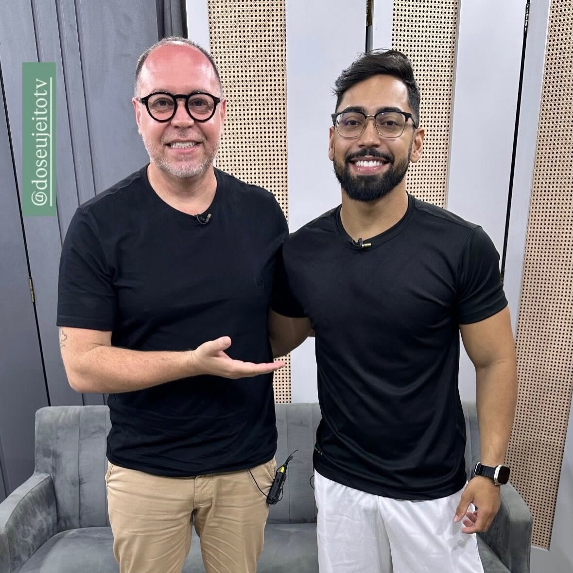 Myckaell Victtor ao lado do apresentador Nilton Giacomelli no estúdio do programa do seu jeito